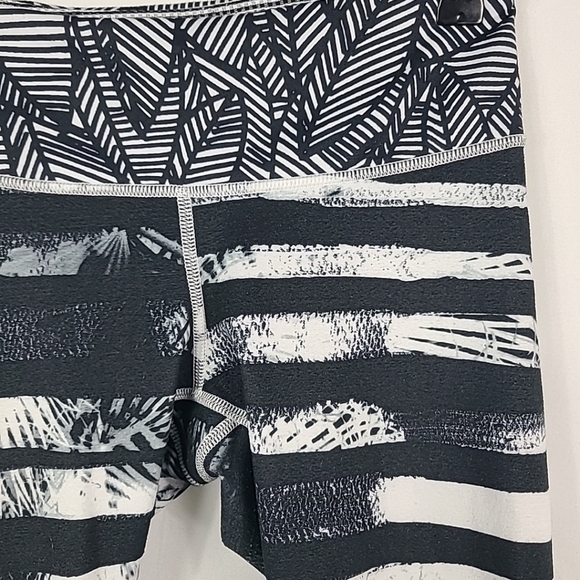 Lululemon Women's Black White Tropical Stripes Leggings 22" Inseam Size 4 - Picture 2 of 8
